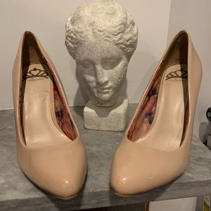 Fergalicious nude patent heels 7.5
